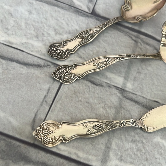 Antique LAKESIDE silver plated vineyard casserole spoons & knife set - Picture 3 of 7